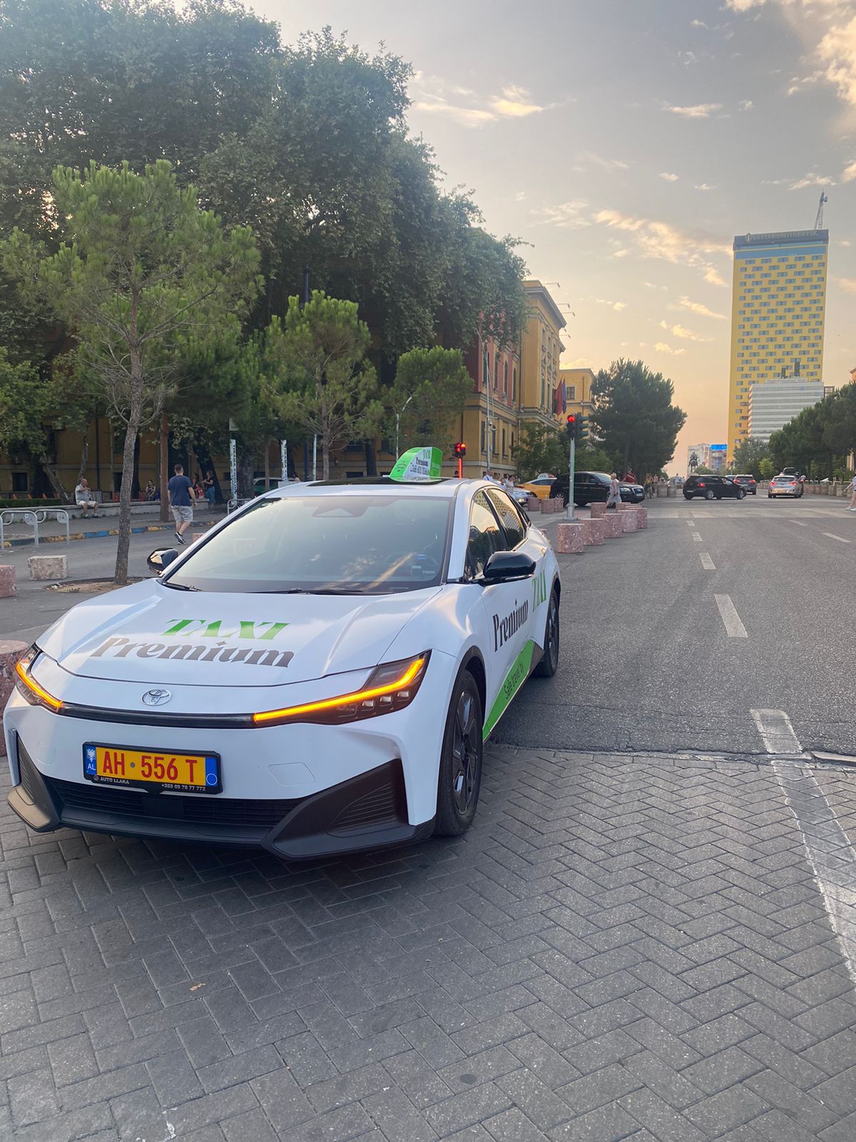 Premium Taxi Toyota electric Tirana